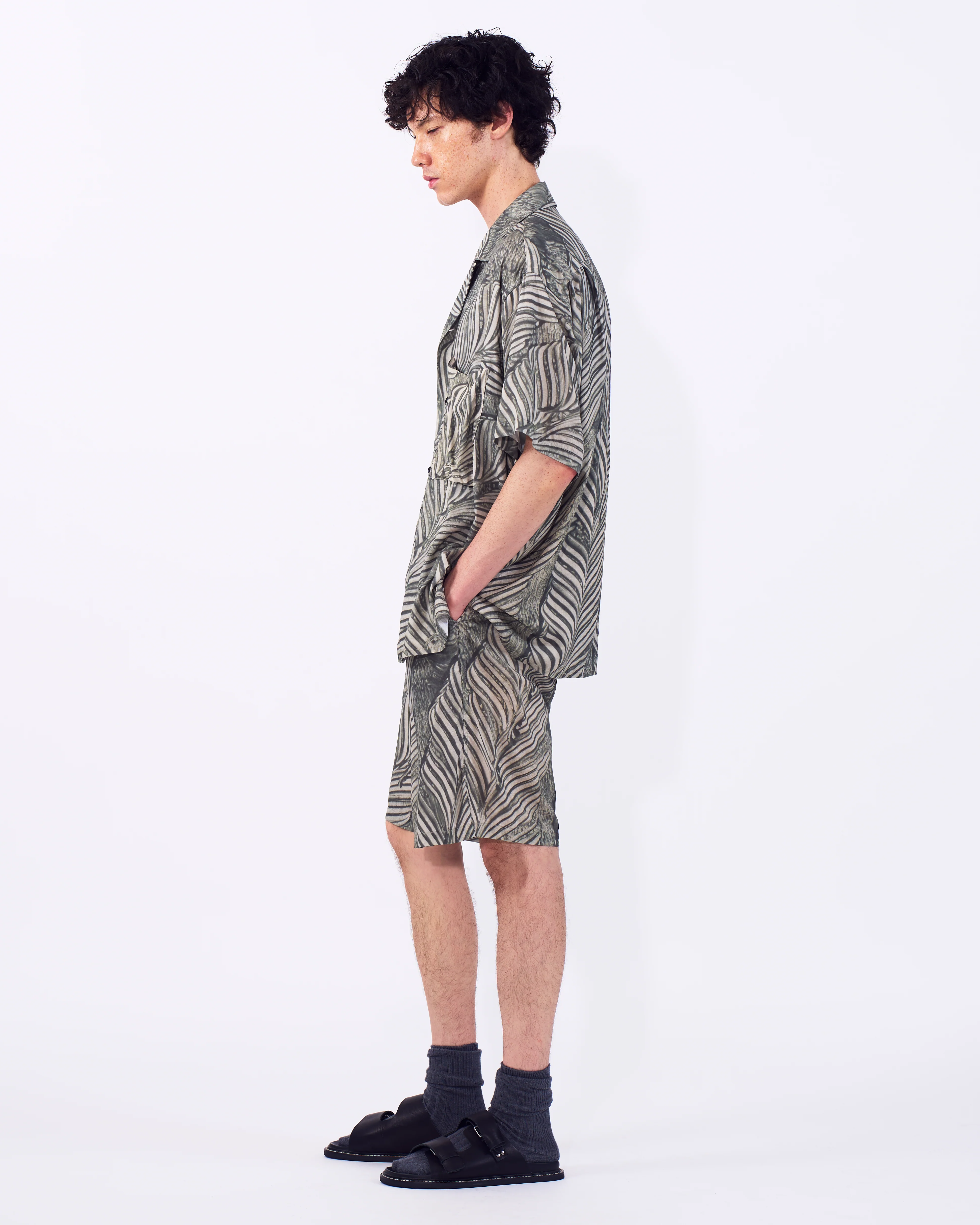 Leaf Pattern Printed Rayon 2Pleated Easy Shorts - Image 3