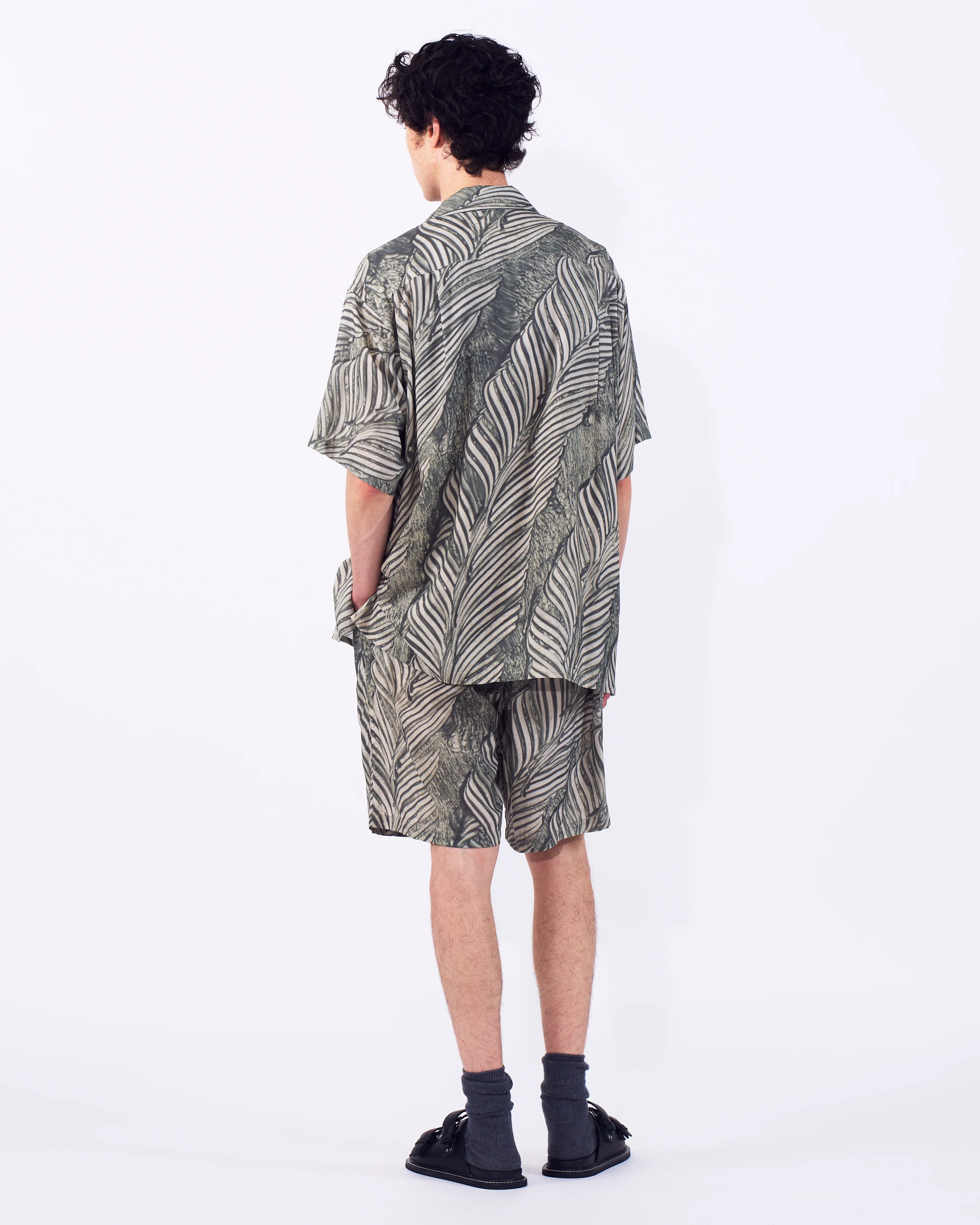 Leaf Pattern Printed Rayon 2Pleated Easy Shorts - Image 4